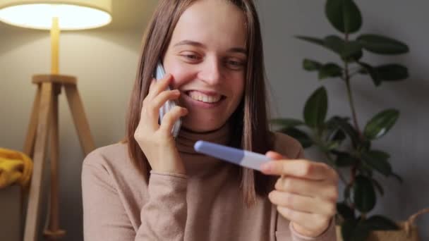 Szczęśliwego Rodzicielstwa Uśmiechnięta Kobieta Siedząca Domu Testem Ciążowym Widzi Dwa — Wideo stockowe