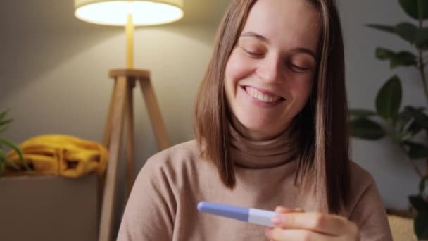 Glad Leende Heta Nyheter Hennes Graviditet Beundrar Positivt Resultat Uttrycker — Stockvideo