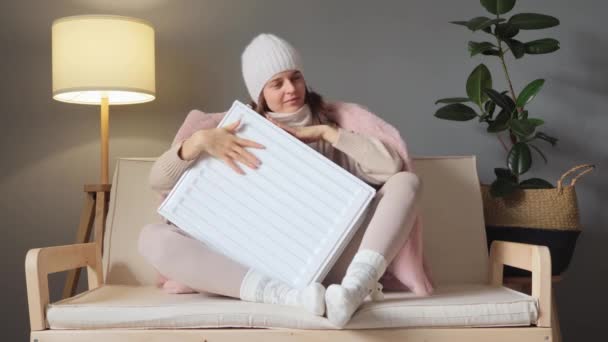 Gente Crogiola Calore Clima Interno Comfort Controllo Della Temperatura Ambiente — Video Stock
