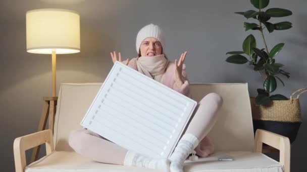 Mujer Enojada Vistiendo Abrigo Lana Invierno Sombrero Sentado Con Calentador — Vídeo de stock