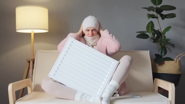 Żadnego Ogrzewania Niedobrze Kobieta Najemca Płaszczu Czapce Siedzi Zimnym Salonie — Wideo stockowe