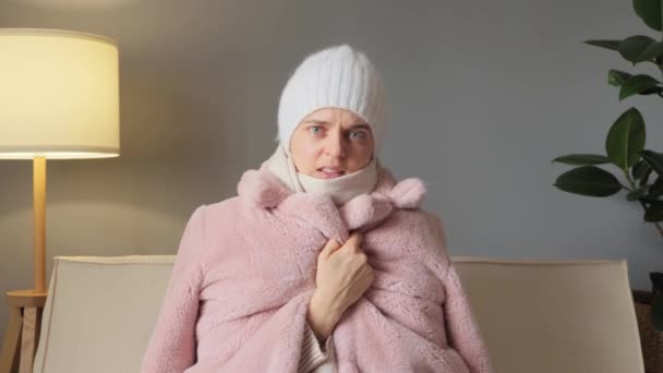 Üzgün Kadın Kışlık Ceketi Sıcağın Azlığından Muzdarip Şapkasıyla Evdeki Kanepede — Stok video