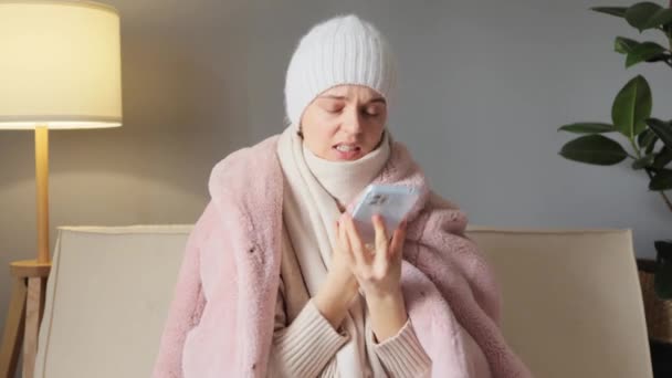 Calentando Casa Mujer Infeliz Con Teléfono Las Manos Usando Abrigo — Vídeos de Stock