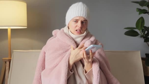 Mujer Enferma Infeliz Con Teléfono Las Manos Usando Abrigo Gorra — Vídeo de stock