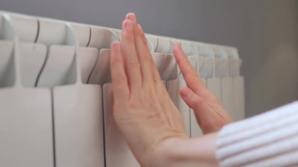 Mujer Irreconocible Tratando Entrar Calor Casa Fría Cogidas Mano Batería — Vídeo de stock