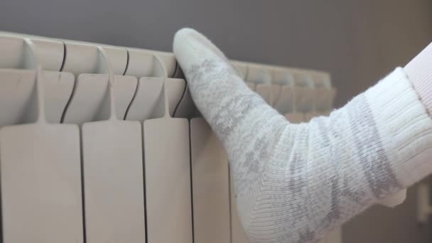 Soğuk Evde Isınmaya Çalışan Elektrikli Pille Bacakları Tutan Sıcak Çorap — Stok video