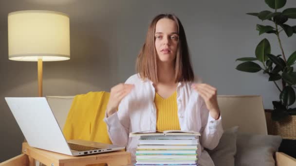 Uitgeput Jonge Vrouw Die Thuis Studeert Zittend Bank Woonkamer Met — Stockvideo