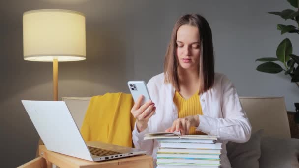 Молодая Женщина Используя Смартфон Время Выполнения Домашней Работы Университета Проверки — стоковое видео
