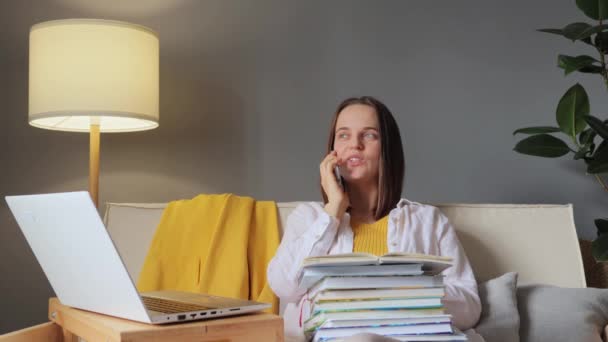 Glimlachende Vrouw Praten Smartphone Thuis Doen Huiswerk Voor Universiteit Hebben — Stockvideo