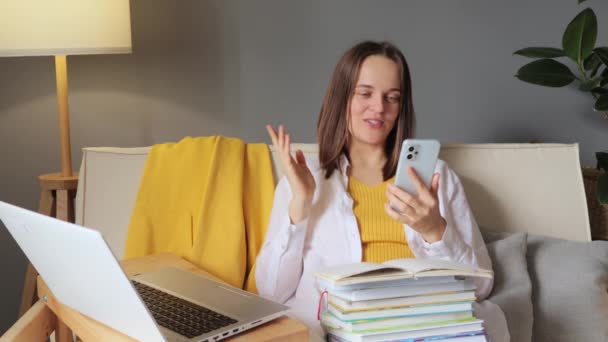 Usmívající Žena Studia Doma Pomocí Smartphone Sedí Pohovce Obývacím Pokoji — Stock video