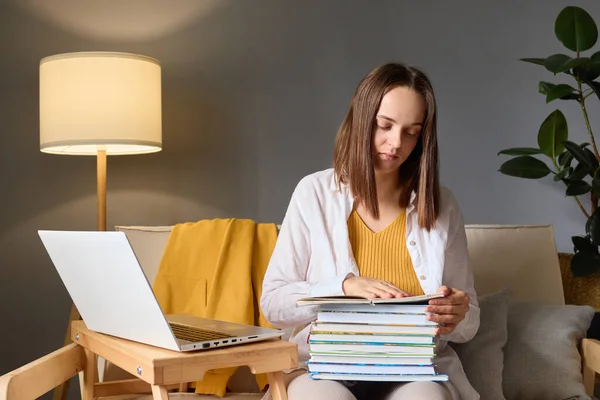 Studying Apartment Education Home Serious Concentrated Young Woman Studying Home — Stock Photo, Image