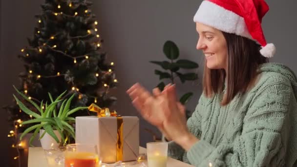 Mulher Alegre Recebendo Presente Natal Com Preparações Expressão Facial Feliz — Vídeo de Stock