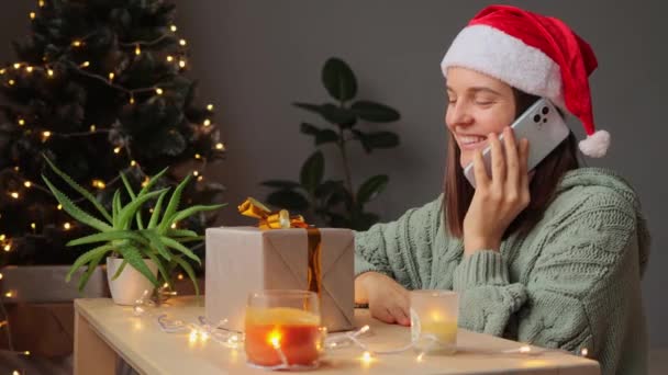 Sorrindo Mulher Feliz Vestindo Chapéu Papai Noel Com Caixa Presente — Vídeo de Stock