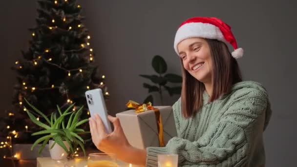 Natal Ano Novo Férias Inverno Receber Presentes Menina Atraente Feliz — Vídeo de Stock