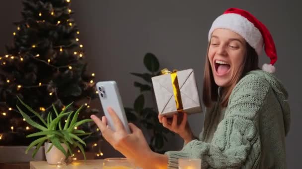 Ελκυστική Αρκετά Χαρούμενη Γυναίκα Κρατώντας Στο Χέρι Giftbox Κάνοντας Selfie — Αρχείο Βίντεο