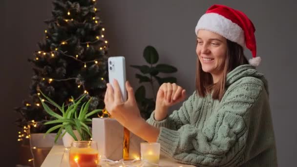 Χαμογελώντας Νεαρή Γυναίκα Έχει Βίντεο Chat Στο Smartphone Κάθεται Στο — Αρχείο Βίντεο