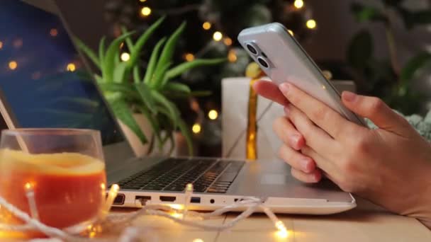 Невідома Жінка Ноутбуком Використовує Додаток Смартфона Працює Домашньому Офісі Ялинкою — стокове відео