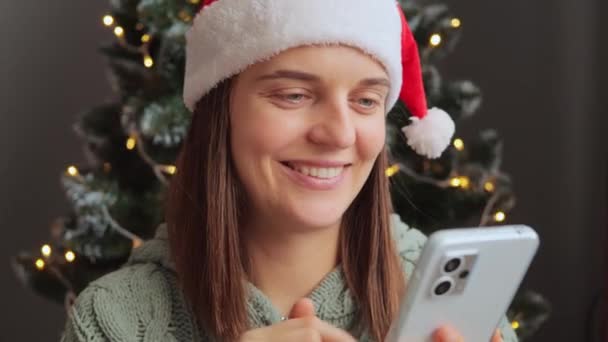Glücklich Charmant Lächelnde Fröhliche Frau Mit Nikolausmütze Mit Handy Der — Stockvideo