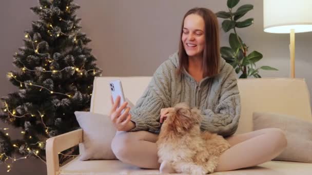 Χαριτωμένη Γυναίκα Αγκαλιά Κατοικίδιο Οικόσιτο Σκυλί Της Ενώ Έχουν Βιντεοκλήση — Αρχείο Βίντεο