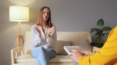 Doktorun ofisi. Profesyonel terapistin ofisi. Ruh sağlığı seansında psikolog olan bir hasta duygularını konuşmak için terapi koltuğunda oturuyor ve sağlık ofisinde destek arıyor..