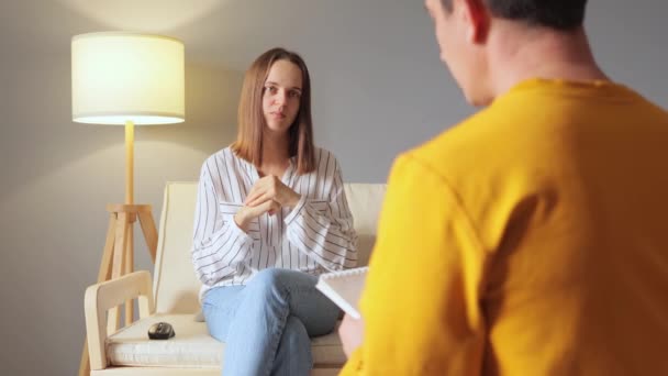 Rozmowa Medycynie Biuro Psychoterapeuty Słuchanie Mówienie Terapii Psychiatra Zapewnił Opiekę — Wideo stockowe
