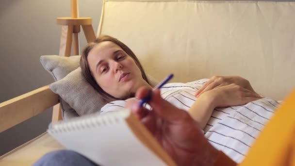 Profesionální Rada Psychoterapie Gauči Pacientka Zabývající Duševními Chorobami Nalezla Útěchu — Stock video