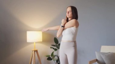 Spor salonunda sağlığım yerinde. Vücut bakımı için pilates. Esneklik için esneme hareketi. Spor yapan, yoga yapan, kollarını kaldıran, fiziksel sağlığını geliştiren, zihinsel sağlık ve esnekliği teşvik eden bir kadın..