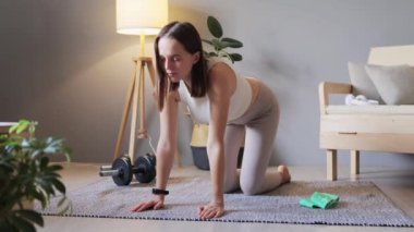 Sağlıklı ve formda. Sağlık ve esneklik. Spor giyim sektöründe aktif formda genç bir kadın dizlerini ve ellerini kaldırıyor eşek tekmesi dengesi egzersizi yapıyor yoga yapıyor tüm vücudunu güçlendiriyor..