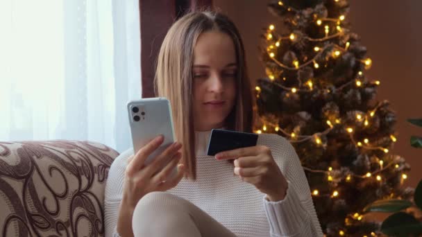 Gülümseyen Kahverengi Saçlı Kadın Cep Telefonu Alışveriş Başvurusunda Kredi Kartından — Stok video