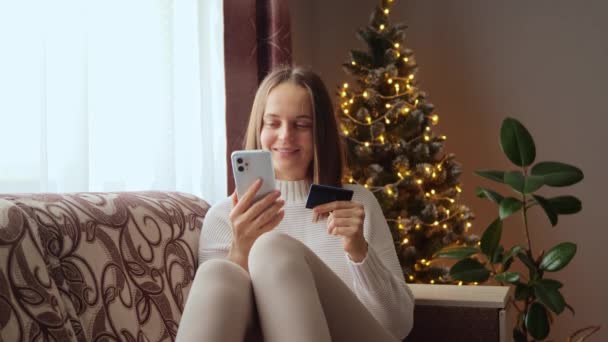 Online Winkel Levering Kerstmis Betaald Aantrekkelijke Vrolijke Bruinharige Vrouw Die — Stockvideo