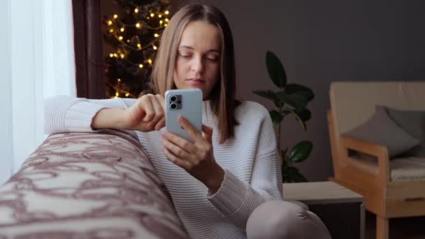 Mujer Joven Usando Smartphone Leyendo Mas Saludos Red Social Sentado — Vídeos de Stock