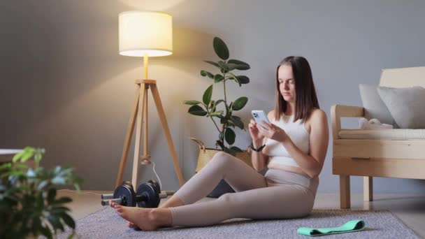 Smartphone Voor Trainingen Mobiele Oefening Volgen Thuistraining Wellness Slanke Vrouw — Stockvideo