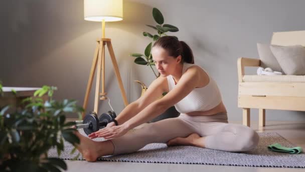在家庭健身房的健康 普拉提的身体护理 瑜伽和伸展动作 运动健康的女人在家里的客厅里练习瑜伽 伸展身体 — 图库视频影像