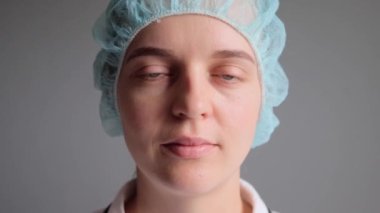 Bakım işi. Sağlık hizmeti acil durumu. Tıbbi cerrah. Üniformalı doktor ya da hemşire hastane prosedürlerine hazırlanırken maske takıyor..