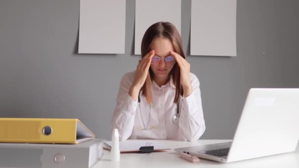 Steteskoplu Beyaz Laboratuvar Önlüğü Giyen Yorgun Kadın Doktor Bilgisayarın Önünde — Stok video
