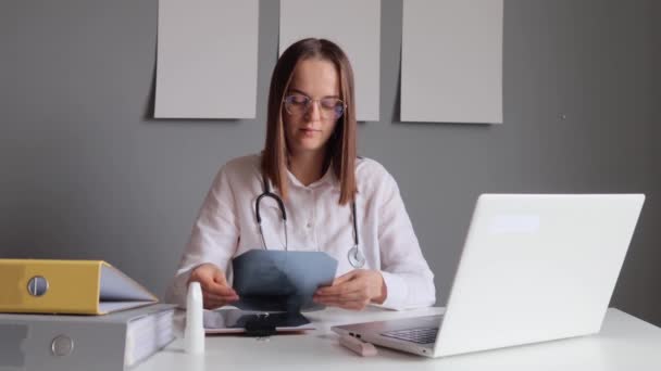 Γυναίκα Γιατρός Καστανά Μαλλιά Στο Νοσοκομείο Κοιτάζοντας Ακτινογραφία Φιλμ Υγειονομικής — Αρχείο Βίντεο
