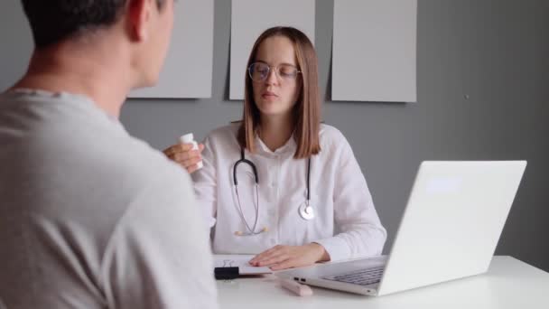 Beyaz Önlüklü Kadın Doktor Klinik Hastalığı Teşhisi Koyan Hastayı Muayene — Stok video