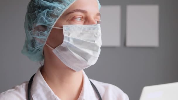 Üniformalı Bir Tıp Cerrahi Bakım Tedavi Hastanede Tıbbi Başlık Takan — Stok video