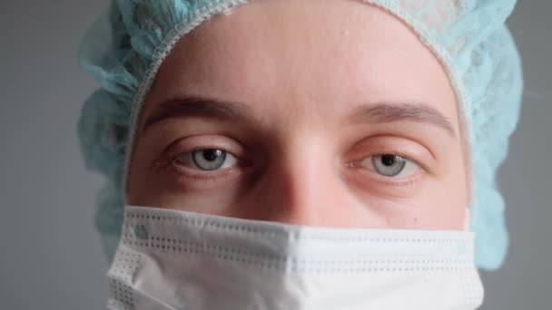 Γιατρός Χειρουργός Ιατρική Κλινική Κουρασμένη Εξαντλημένη Νεαρή Γυναίκα Γιατρός Νοσοκόμα — Αρχείο Βίντεο