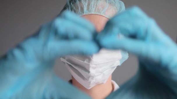 Üniformalı Tıbbi Eldiven Maske Takan Neşeli Genç Bayan Doktor Hemşire — Stok video