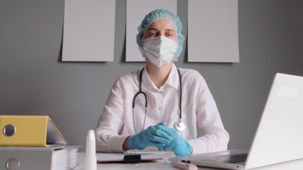Γυναίκα Γιατρός Φορώντας Προστατευτική Μάσκα Αισθάνεται Απελπισία Κάθεται Στο Γραφείο — Αρχείο Βίντεο