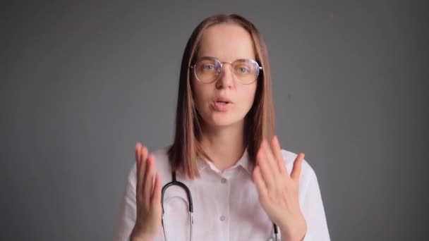 Médico Mulher Confiante Vestindo Jaleco Branco Estetoscópio Isolado Sobre Fundo — Vídeo de Stock