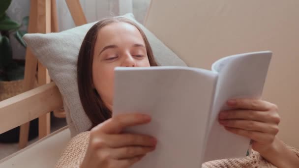 Mujer Mentirosa Leyendo Libro Mientras Relaja Casa Disfrutando Interesante Novela — Vídeos de Stock