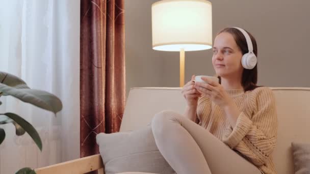 Mujer Solitaria Hermosa Auriculares Con Taza Café Escuchando Música Auriculares — Vídeos de Stock