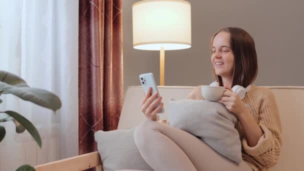 Розважальні Можливості Підключених Інтернету Гаджетах Жінка Розслабляється Вдома Допомогою Смартфона — стокове відео