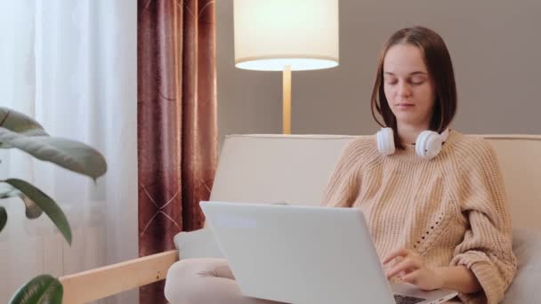 Freelancer Jovem Chocado Usando Laptop Sentado Sofá Casa Sala Estar — Vídeo de Stock