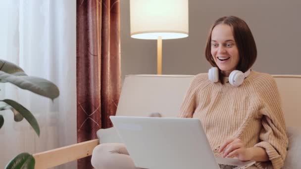 Εξαιρετικά Ευτυχισμένη Νεαρή Γυναίκα Freelancer Χρησιμοποιώντας Φορητό Υπολογιστή Κάθεται Στον — Αρχείο Βίντεο