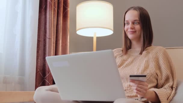 Ενθουσιαστική Γοητευτική Γυναίκα Που Αισθάνεται Ενθουσιασμένος Κοιτάζοντας Οθόνη Laptop Κρατώντας — Αρχείο Βίντεο