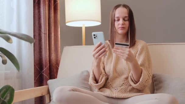 Extremamente Feliz Mulher Alegre Sentindo Animado Olhando Para Tela Smartphone — Vídeo de Stock