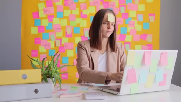 Zabawna Kobieta Freelancer Beżowej Kurtce Siedzi Biurze Pomocą Laptopa Żółtej — Wideo stockowe